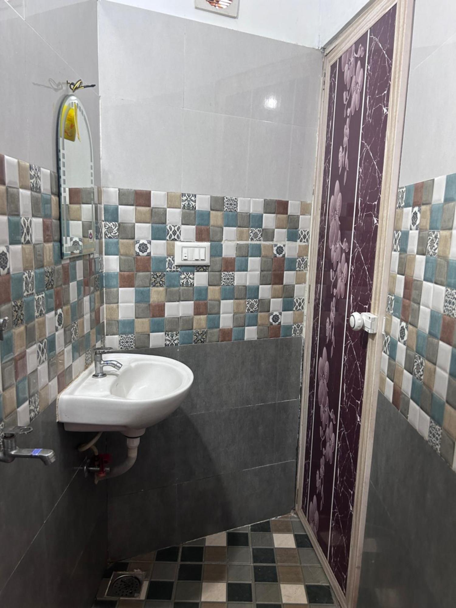Chaithritha Ladies Homestay Thiruvananthapuram Exteriör bild