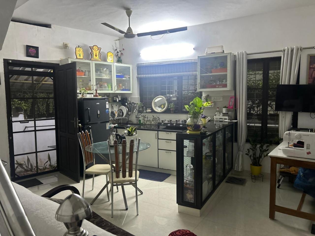 Chaithritha Ladies Homestay Thiruvananthapuram Exteriör bild