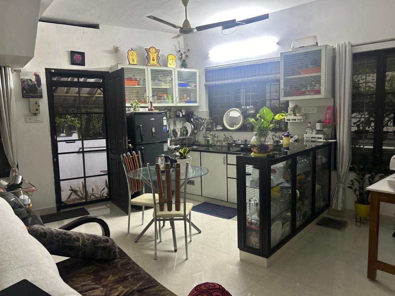 Chaithritha Ladies Homestay Thiruvananthapuram Exteriör bild