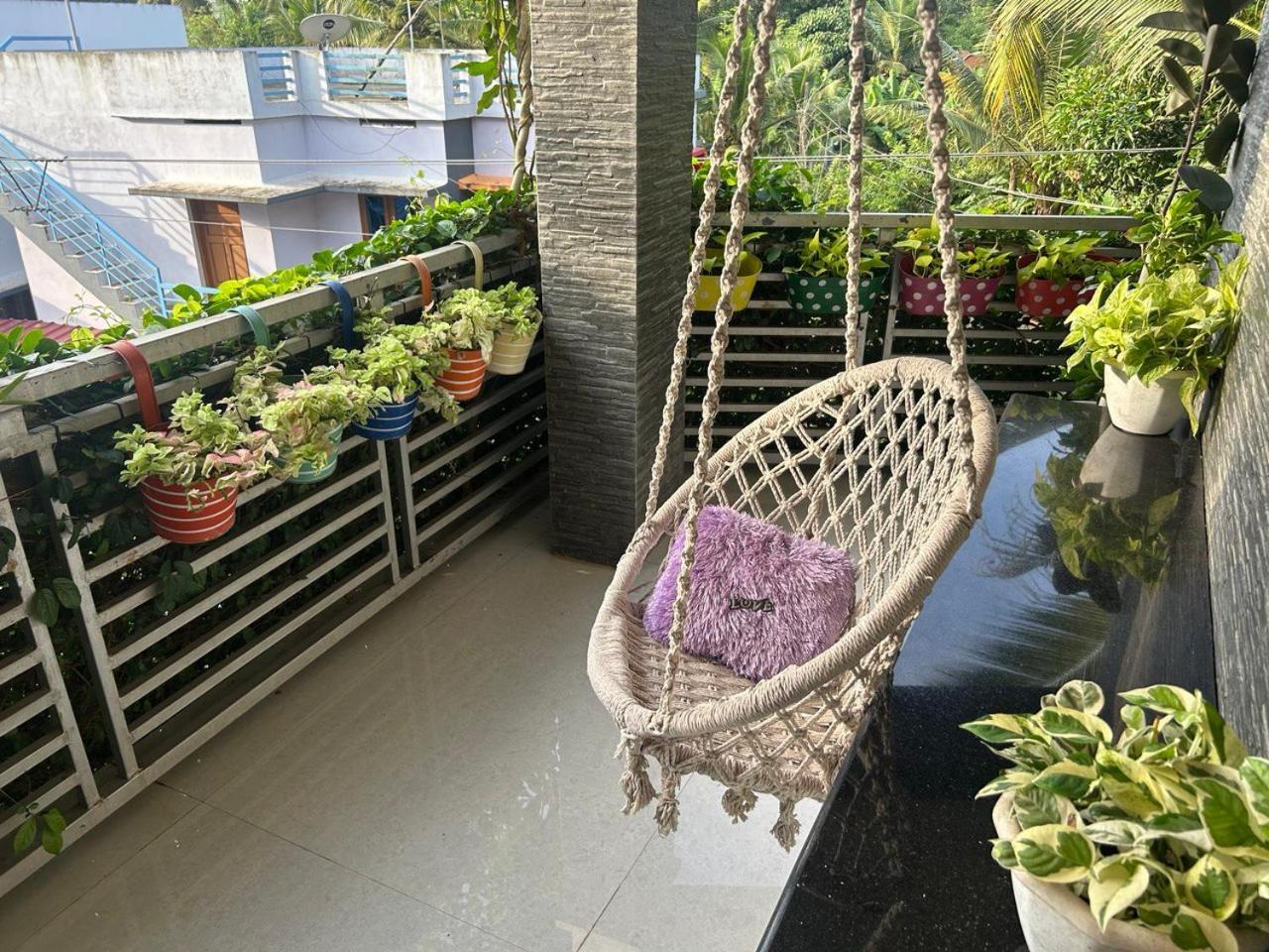 Chaithritha Ladies Homestay Thiruvananthapuram Exteriör bild
