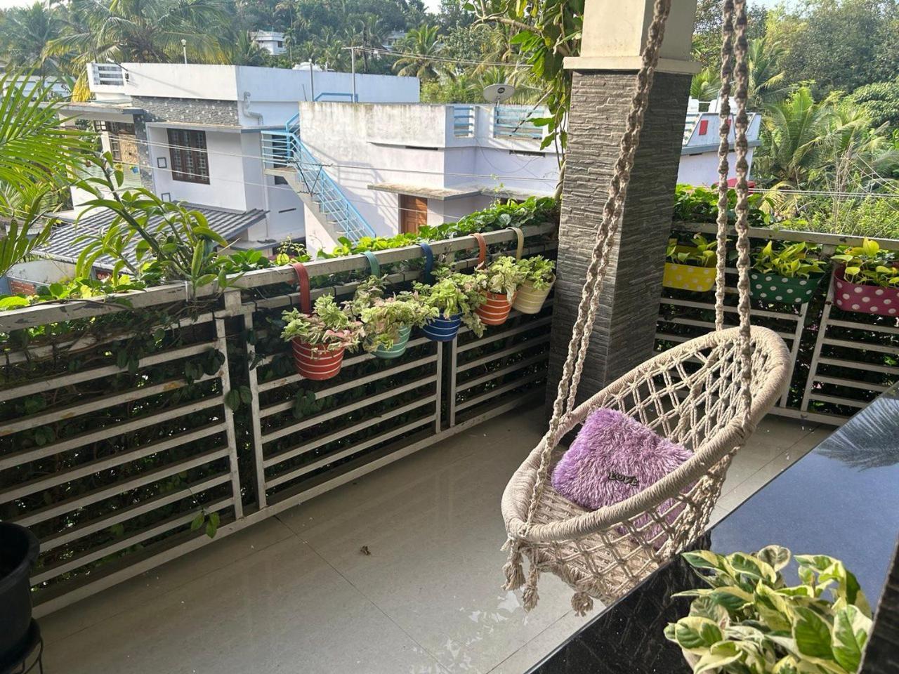 Chaithritha Ladies Homestay Thiruvananthapuram Exteriör bild