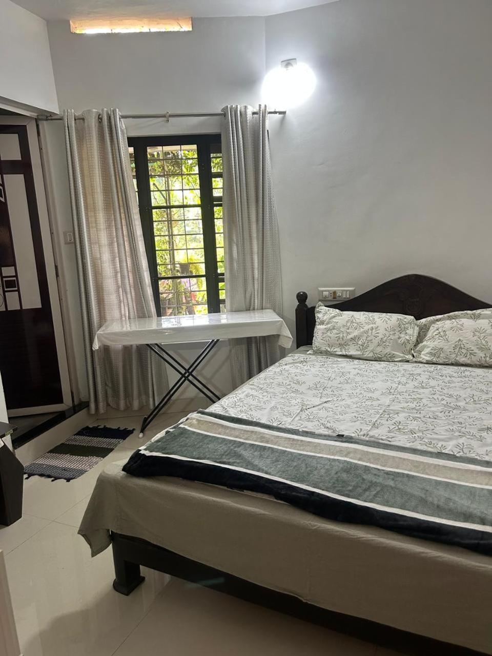 Chaithritha Ladies Homestay Thiruvananthapuram Exteriör bild